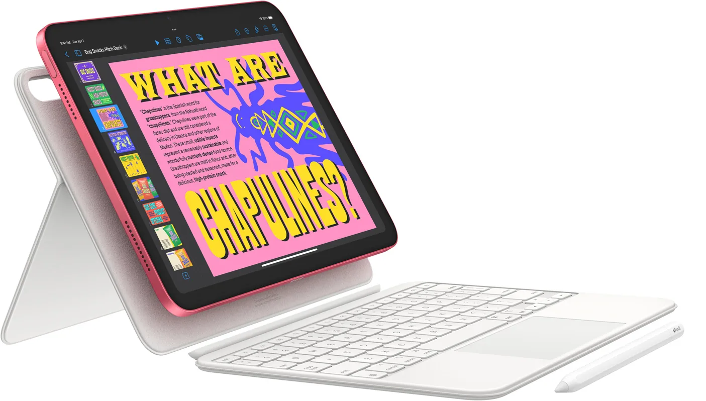 אייפד A16 ורוד מחובר למקלדת Magic Keyboard Folio לבנה ועט Apple Pencil לצידו