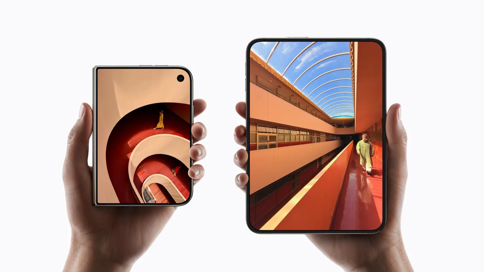 אייפון Duo מוחזק ביד במצב סגור עם מסך חיצוני 5.4 אינץ' ובמצב פתוח עם מסך פנימי 7.6 אינץ'