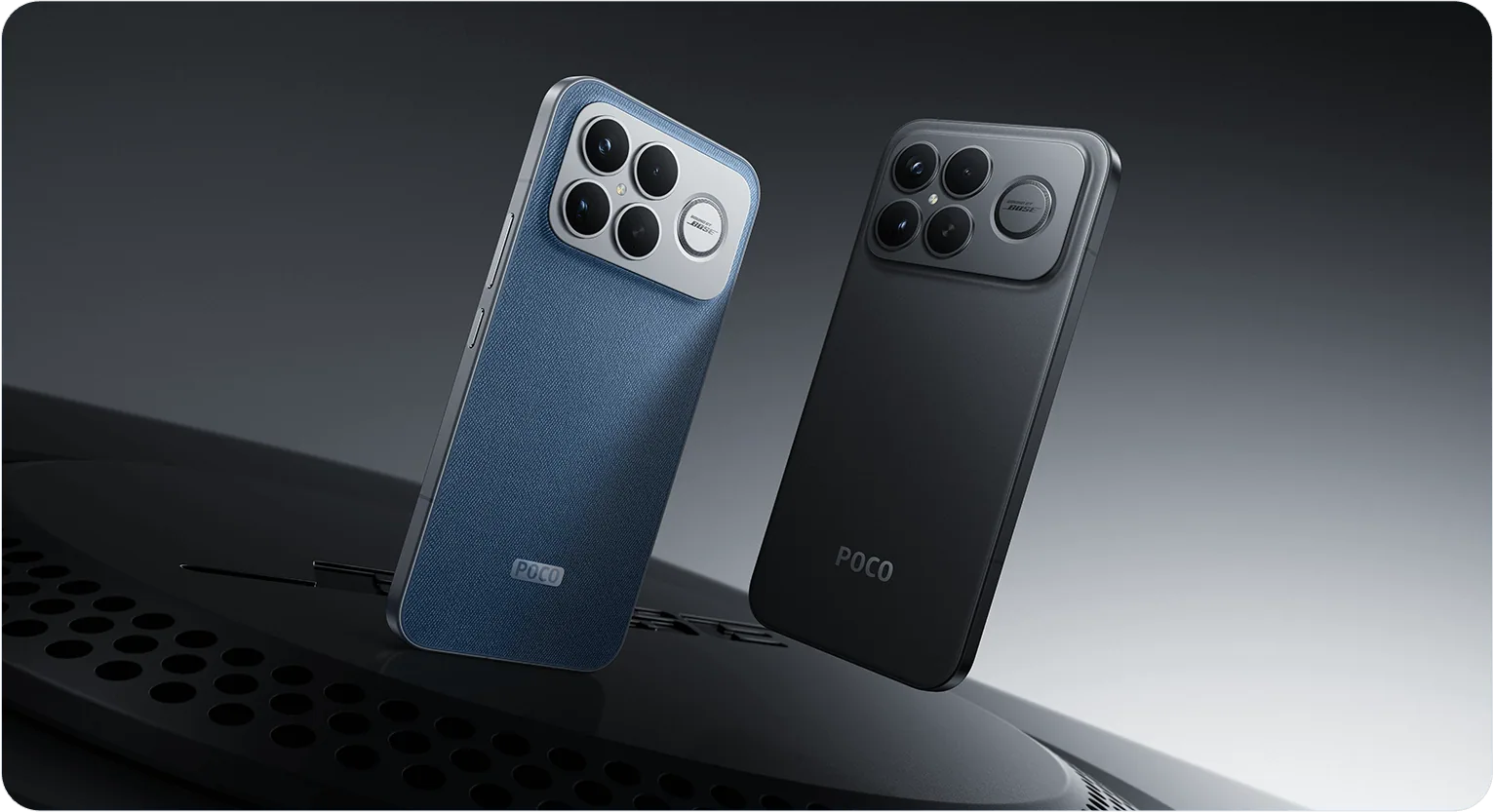 שני מכשירי POCO F8 Ultra בכחול ובשחור על רקע כהה, מבט על מצלמות ה-50MP