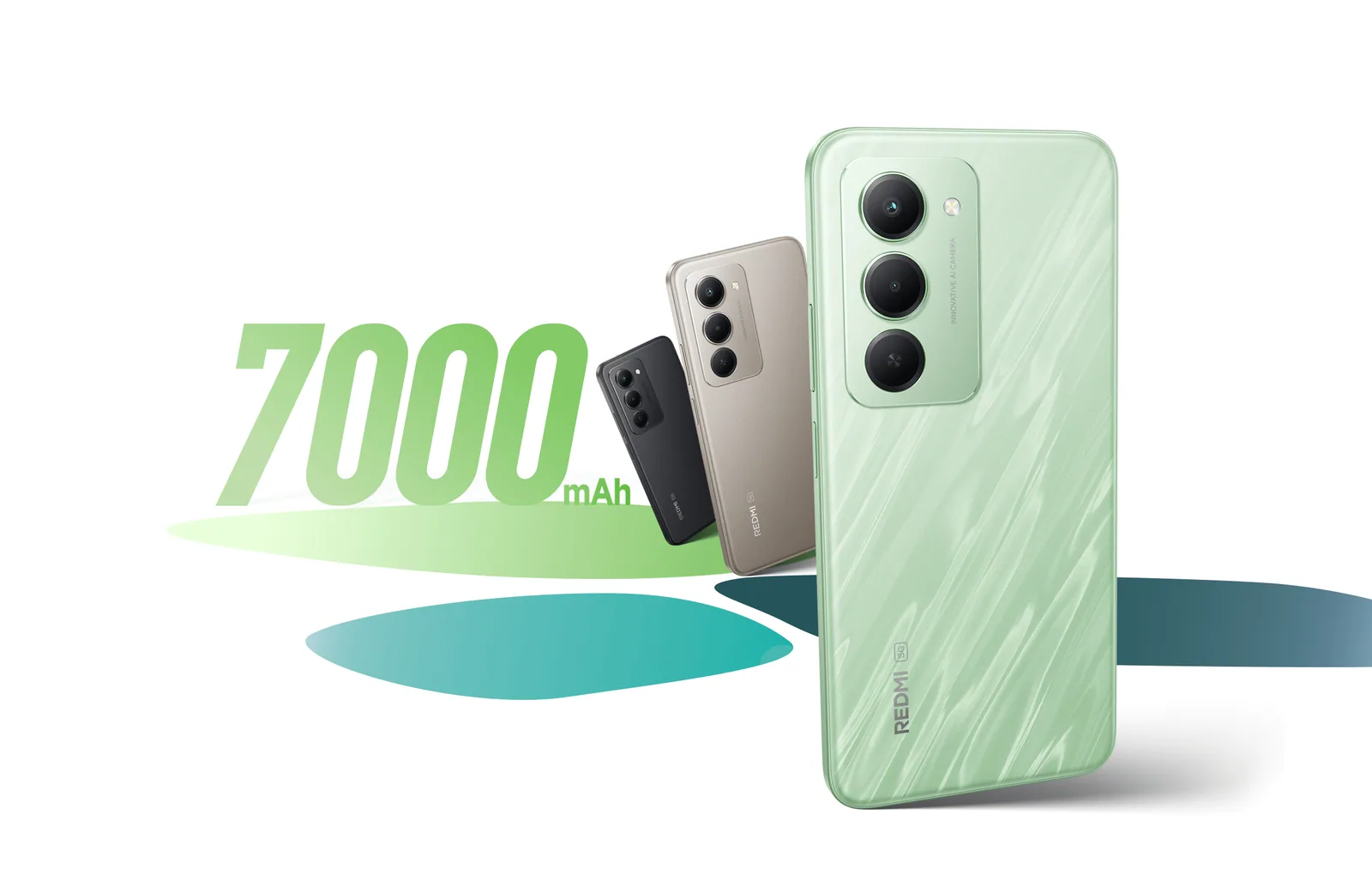 שלושה מכשירי רדמי 15 5G מאחור לצד הכיתוב 7000mAh שמדגיש את קיבולת הסוללה